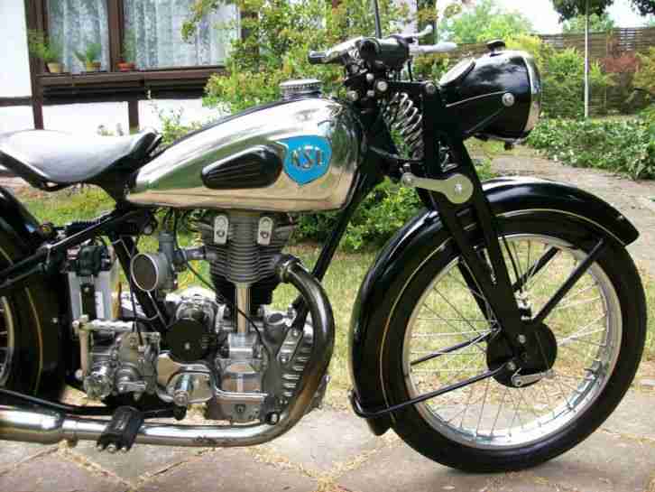 schönes Oldtimer Motorrad NSU 251 OSL