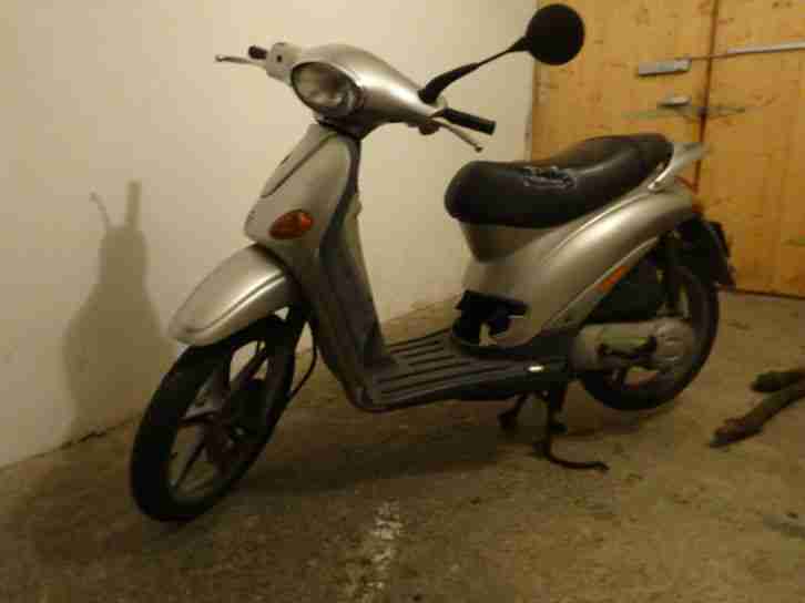 silbere Vespa Piaggo Kleinkrad Roller, EZ