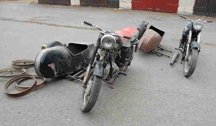 zwei AWO Sport mit Beiwagen